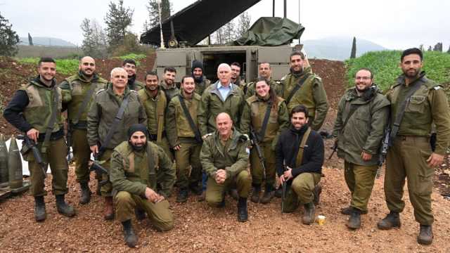 'من أجل إسرائيل'.. مايك بنس يوقع على قذائف إسرائيلية ستطلق نحو لبنان