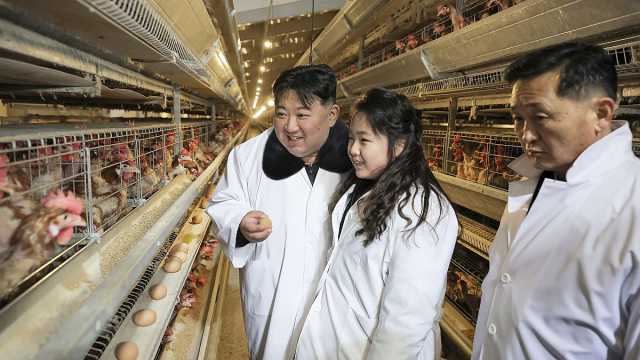 وسط نقص الغذاء في كوريا الشمالية.. كيم يزور مزرعة دواجن برفقة ابنته ويدعو لزيادة الإنتاج