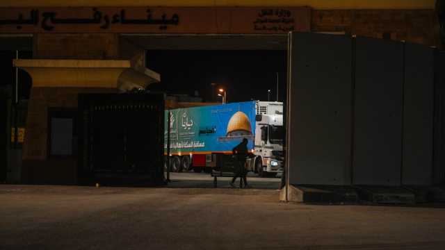 عبر السياج الفاصل في رفح.. فيديو ينتشر على مواقع التواصل يظهر تقديم مصريين مساعدات للنازحين في غزة