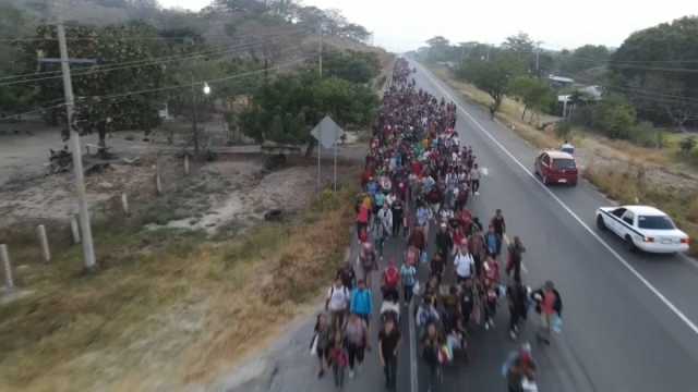 بعد توقيفهم من قبل السلطات المكسيكية.. ألفا مهاجر يتابعون سيرهم نحو الولايات المتحدة