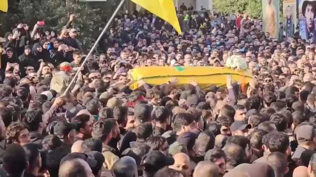الآلاف يشيعون القيادي بحزب الله وسام الطويل في جنوب لبنان