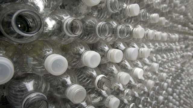 دراسة أمريكية تحذر: مياه الشرب المعبأة في عبوات بلاستيكية قاتل خفي جديد
