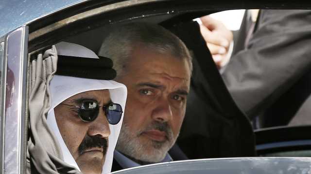 والد أمير قطر يتابع كلمة أبو عبيدة خلال حضوره مباراة منتخبي فلسطين وإيران في كأس أمم آسيا