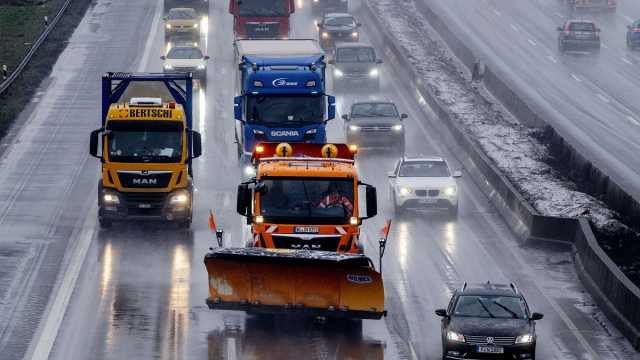 شاهد: الثلوج الكثيفة تربك دول شمال أوروبا والصقيع يشل حركة القطارات والطيران