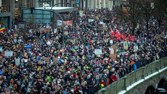 شاهد: عشرات الآلاف يتظاهرون في هامبورغ ضد خطط اليمين المتطرف لترحيل المهاجرين