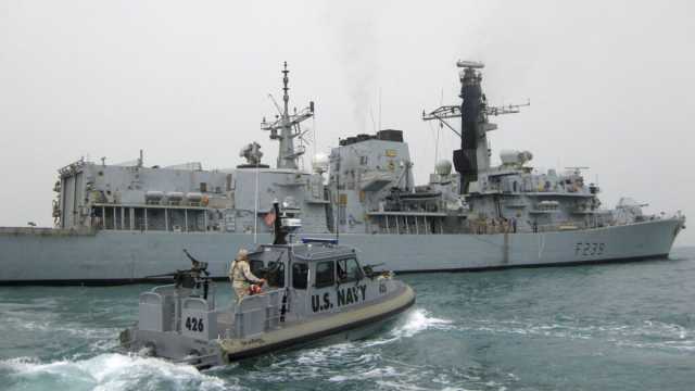 شاهد: اصطدام سفينتين حربيتين بريطانيتين أثناء رسوهما بمرفأ في البحرين