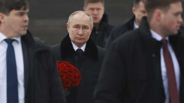 بوتين يضع أكاليل الزهور في سانت بطرسبورغ تكريما لضحايا حصار لينينغراد