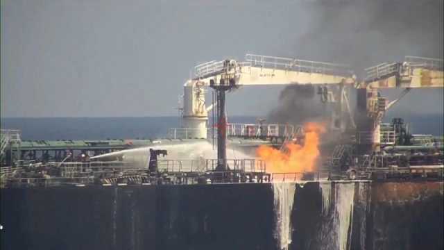 شاهد: فريق إطفاء يخمد النيران المشتعلة على متن سفينة استهدفها الحوثيون في البحر الأحمر