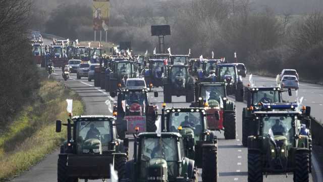 احتجاجات فرنسا.. وزير الداخلية يجهز قوات لمنع إقفال الطرقات في باريس