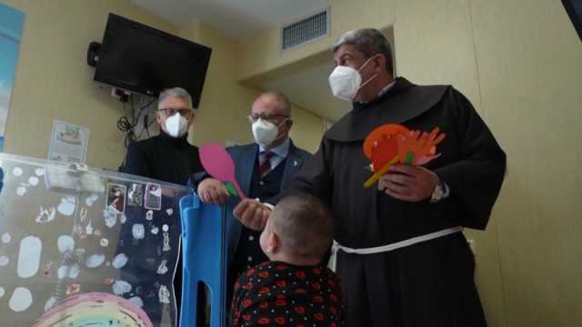 شاهد: مصابون بسبب القصف الإسرائيلي على غزة.. 11 طفلًا فلسطينيًا يصلون إلى إيطاليا لتلقي العلاج