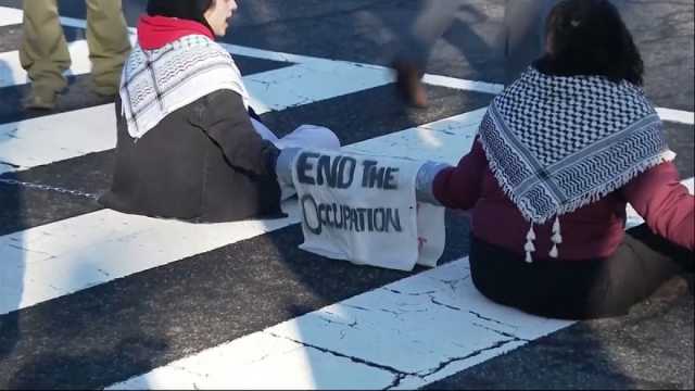 شاهد: الشرطة الأمريكية توقف محتجين يدعون لوقف إطلاق النار في غزة