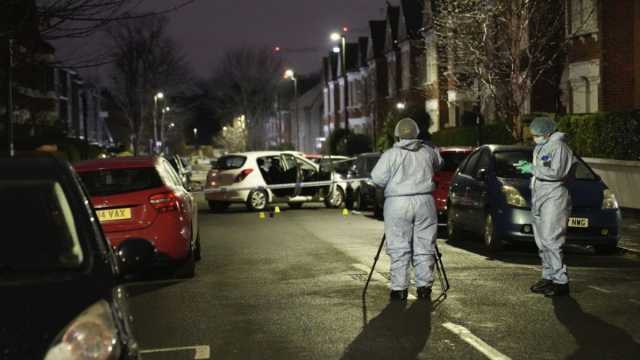 رجل يرمي سائلًا حارقًا على أم وابنتيها في لندن