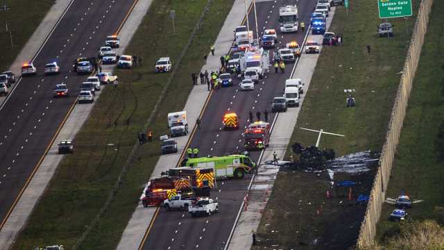 كأنه مشهد من فيلم: هبوط اضطراري لطائرة خاصة على طريق سريع في فلوريدا يخلف قتيلين