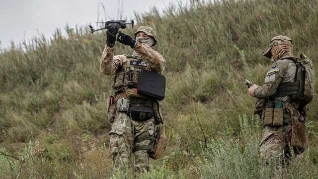 المخابرات الأوكرانية: الحرس الثوري وحزب الله يدربان جنوداً روس في سوريا