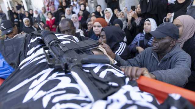 شاهد: مئات الفلسطينيين يشاركون في تشييع شاب قتله الجيش الإسرائيلي بالضفة الغربية
