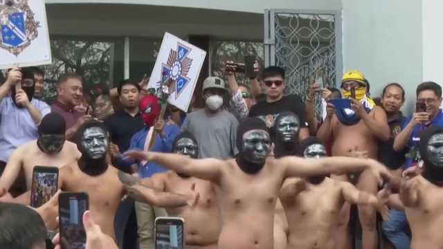 شاهد: احتجاجاً على الإصلاح الدستوري في الفلبين..أعضاء في جماعة 'الأخوة' يتظاهرون عراة