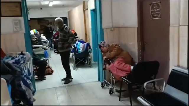 وفاة 4 مرضى بسبب انقطاع الكهرباء في مستشفى ناصر الذي اقتحمه الجيش الإسرائيلي