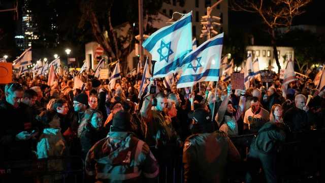 شاهد: مظاهرات حاشدة تجوب تل أبيب للمطالبة بإعادة الأسرى وإسقاط حكومة نتنياهو