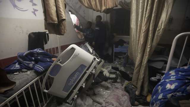 شاهد: لحظات إخلاء 14 مريضا من مستشفى ناصر بإشراف منظمة الصحة العالمية