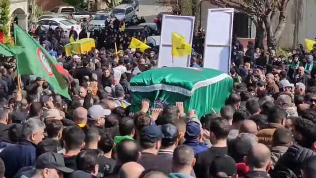 فيديو: في مأتم حاشد.. الأهالي في لبنان يودّعون امرأة وطفلة قـُتلتا بغارة إسرائيلية