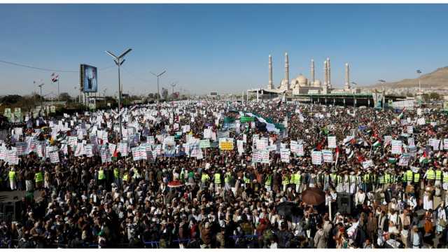شاهد: كما في كل يوم جمعة وللأسبوع العشرين.. آلاف اليمنيين يتظاهرون في صنعاء دعماً لغزة