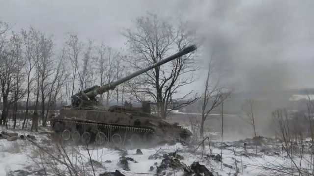 فيديو: وزارة الدفاع الروسية تظهر مدافع الهاوتزر تدك مواقع أوكرانية