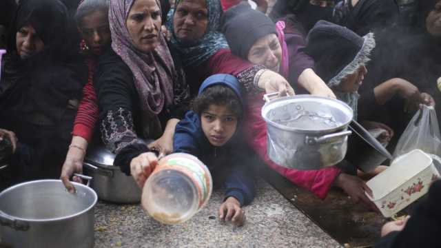 غزة حيث يموت الناس عطشا ويبكي الرجال قهرا.. مأساة الفلسطيني اليومية في تأمين شربة ماء أو كسرة خبز