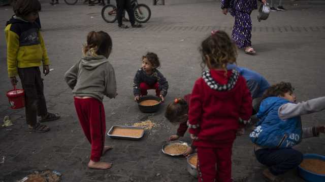 شاهد: 'طعامنا أصبح مغمّساً بالدم'.. فلسطينيون في طريق النزوح نحو شمال غزة بحثاً عن لقمة تسد الرمق