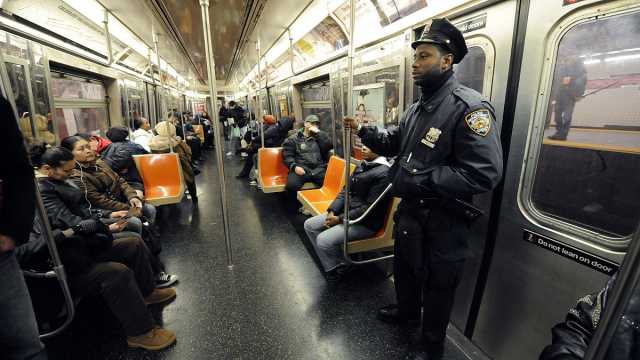 فيديو: لماذا نشرت نيويورك قوات الحرس الوطني في مترو الأنفاق؟