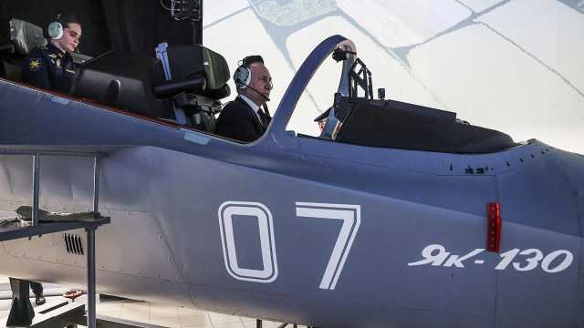 شاهد: بوتين يقود نموذج لطائرة حربية خلال زيارة مدرسة طيران في روسيا