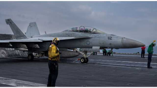 تصدي القوات البحرية الأمريكية وقوات التحالف لـ 15 طائرة مسيرة أطلقها الحوثيون في البحر الأحمر