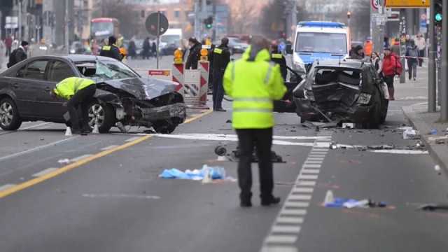 شاهد: مقتل سائحة بلجيكية وطفلها في حادث سير خطير في ألمانيا