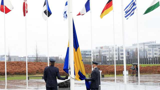بحضور الملك.. رفع العلم السويدي في مقر الناتو لتكون العضو الأحدث في الحلف