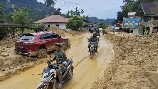 شاهد: فيضانات وانهيارات أرضية مرعبة في جزيرة سومطرة الإندونيسية تخلف 26 قتيلاً و11 مفقوداً
