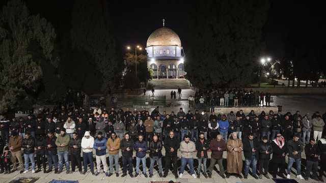 شاهد: منع المصلين الفلسطينيين من إقامة صلاة التراويح بالمسجد الأقصى