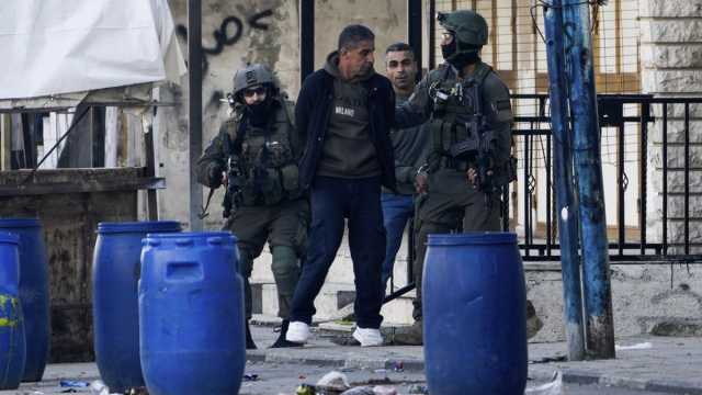 ربطوهم بحبل وجرّوهم بطريقة مُهينة.. فيديو اعتقال الجيش الإسرائيلي لـ6 فلسطينين يثير غضباً واسعاً