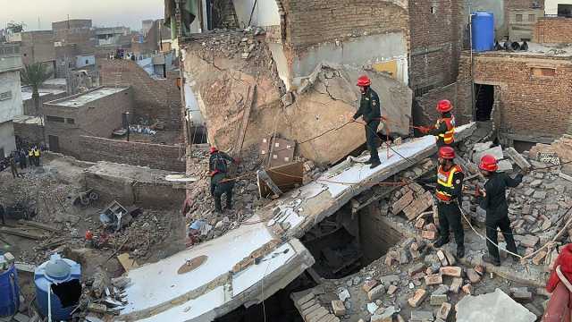 فيديو: مقتل تسعة على الأقل وإصابة آخرين في انهيار مبنى سكني بوسط باكستان