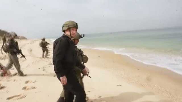 شاهد: وزير الدفاع الإسرائيلي يوآف غالانت على شاطئ قطاع غزة