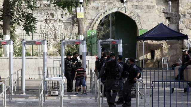 شاهد: إسرائيل تشدد إجراءاتها الأمنية في القدس قبل أول صلاة جمعة في رمضان