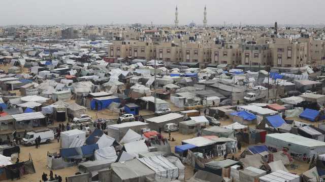 شاهد: مصيرهم مجهول.. آلاف الفلسطينيين يحتشدون في مخيم مؤقت في المواسي