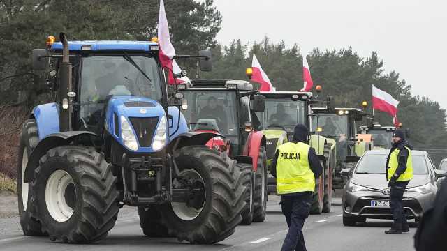 مزارعون بولنديون يغلقون المعبر الحدودي مع سلوفاكيا احتجاجا على حمولات من الحبوب