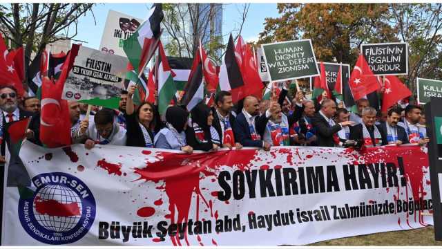 مرتدين ملابس ملطخة بالدماء.. أطباء إسطنبول ينظمون مسيرة صامتة دعما لغزة
