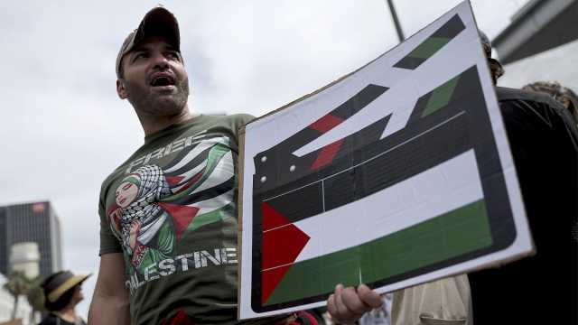 مصريون يطالبون بإدخال مواد الإغاثة بأنفسهم إلى قطاع غزة