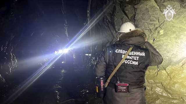 انهيار صخرة داخل أحد أكبر مناجم الذهب في روسيا يحاصر 13 عاملا في المكان والسلطات تفقد الاتصال معهم