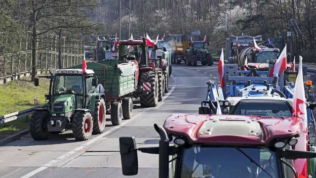 مزارعون بولنديون يغلقون طريقا رئيسيا بين بولندا وألمانيا احتجاجا على السياسة الزراعية الأوروبية