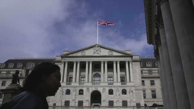 بنك إنجلترا يُبقي سعر الفائدة على حاله عند أعلى مستوى له منذ 16 عامًا