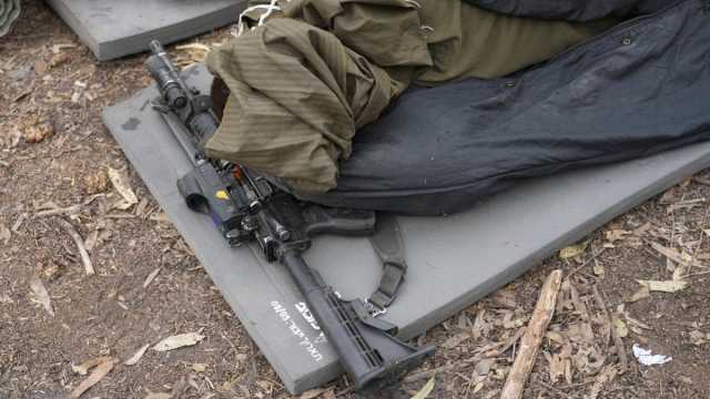 لماذا يصطحب جنود الاحتياط الإسرائيليين أسلحتهم معهم عند تسريحهم من الخدمة؟