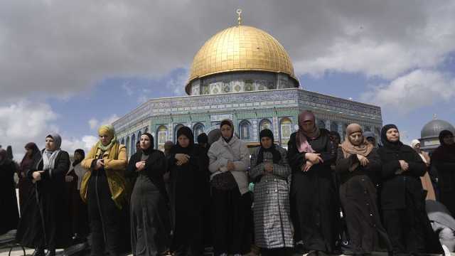 شاهد: أكثر من 100 ألف شخص يؤدون صلاة الجمعة بالمسجد الأقصى