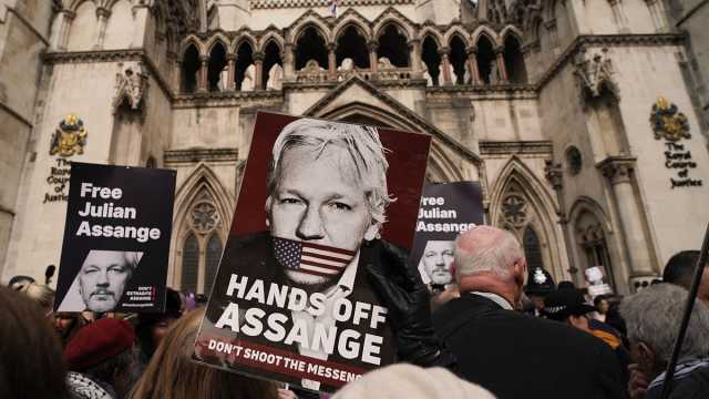 القضاء البريطاني يمنح مؤسس موقع ويكيليكس الحق بالاستئناف في قضية تسليمه إلى الولايات المتحدة