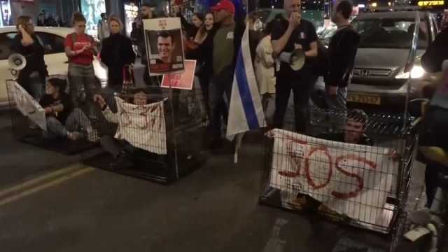 محتجون إسرائيليون يحبسون أنفسهم في 'أقفاص' وسط تل أبيب مطالبين نتنياهو بعقد صفقة تبادل للأسرى